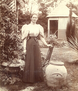 MariaBowden&Pot_1884_MolesworthStKew_300.jpg (98607 bytes)